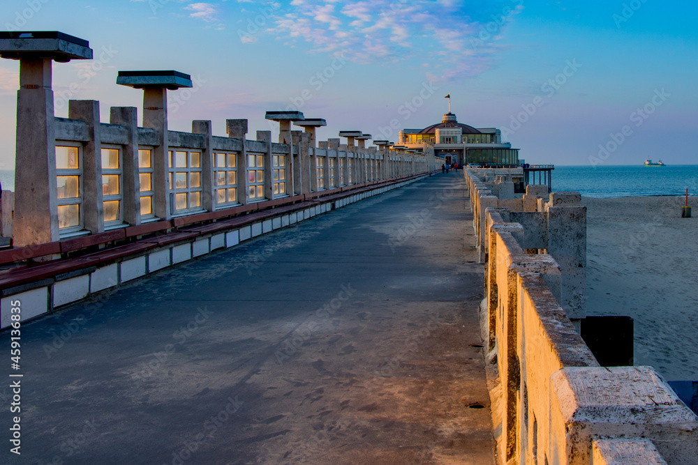 Obraz premium Jetée de Blankenberge prise au ras du sol sans personne peu avant le coucher du soleil