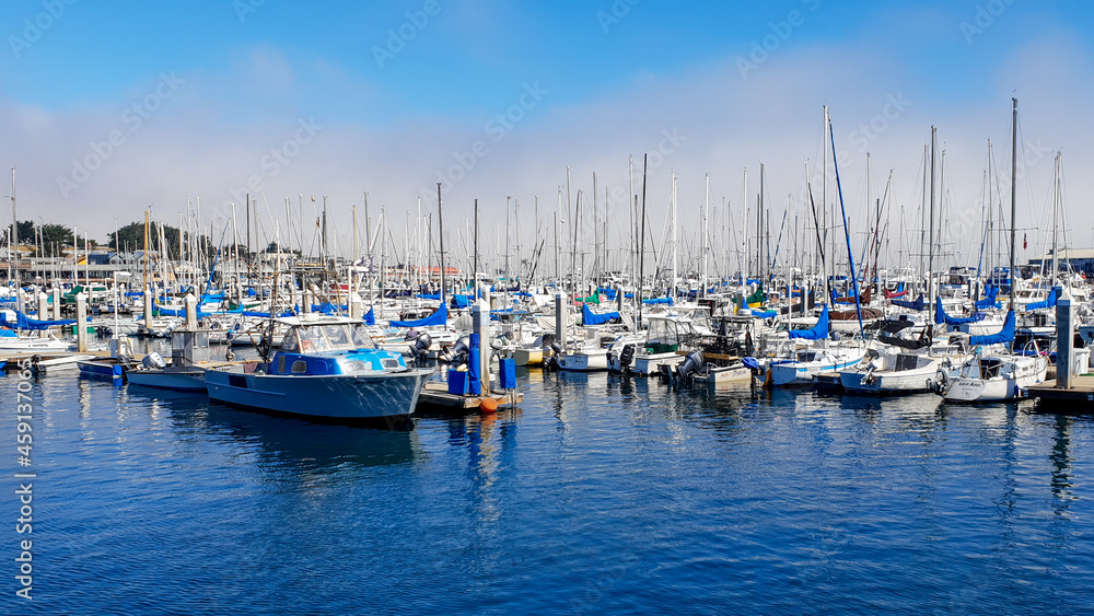Port de Monterey (californie), bâteau à dominance de bleu