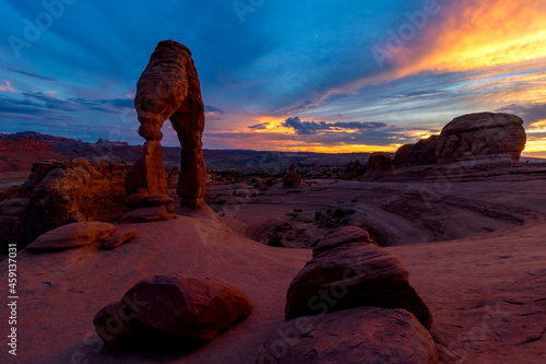 Paysage de Delicate Arch (arch national park) sous un magnifique ciel coloré au coucher du soleil (Utah, USA)