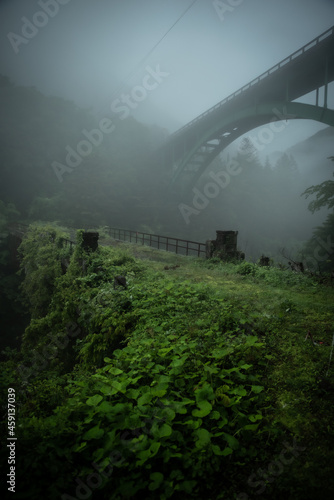 霧中のダムの廃橋 © Marmon