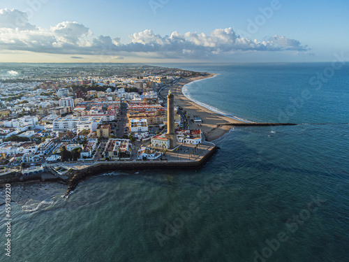 Foto aérea desde el mar de Chipiona, un pueblo costero de la provincia de Cádiz en Andalucía (España).