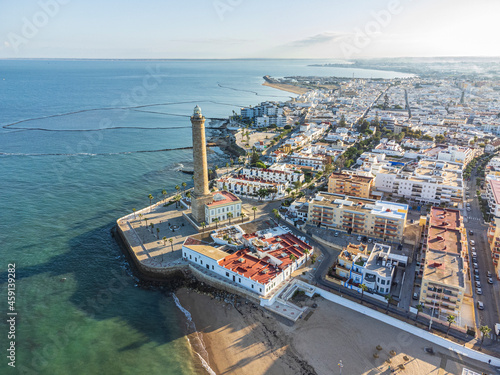 Foto aérea desde el mar de Chipiona, un pueblo costero de la provincia de Cádiz en Andalucía (España).