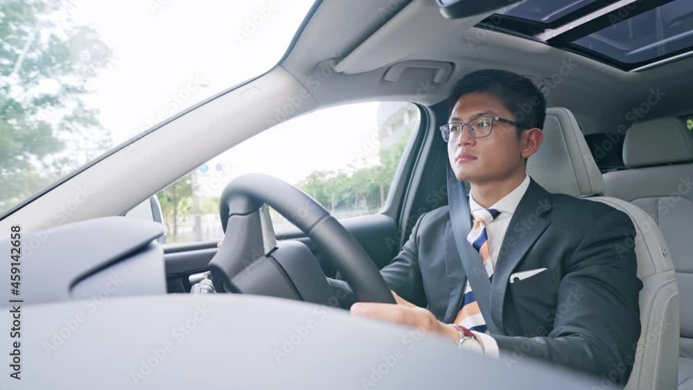 車を運転する男性 車を運転する男性