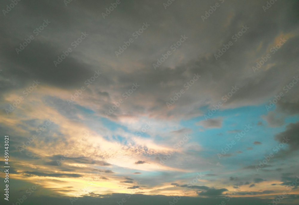 time lapse of clouds and sun in the sky, nature photography, natural sunset scenery view, dramatic weather conditions