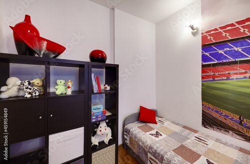 Pokój z sypialnia i sportową fototapetą na ścianie