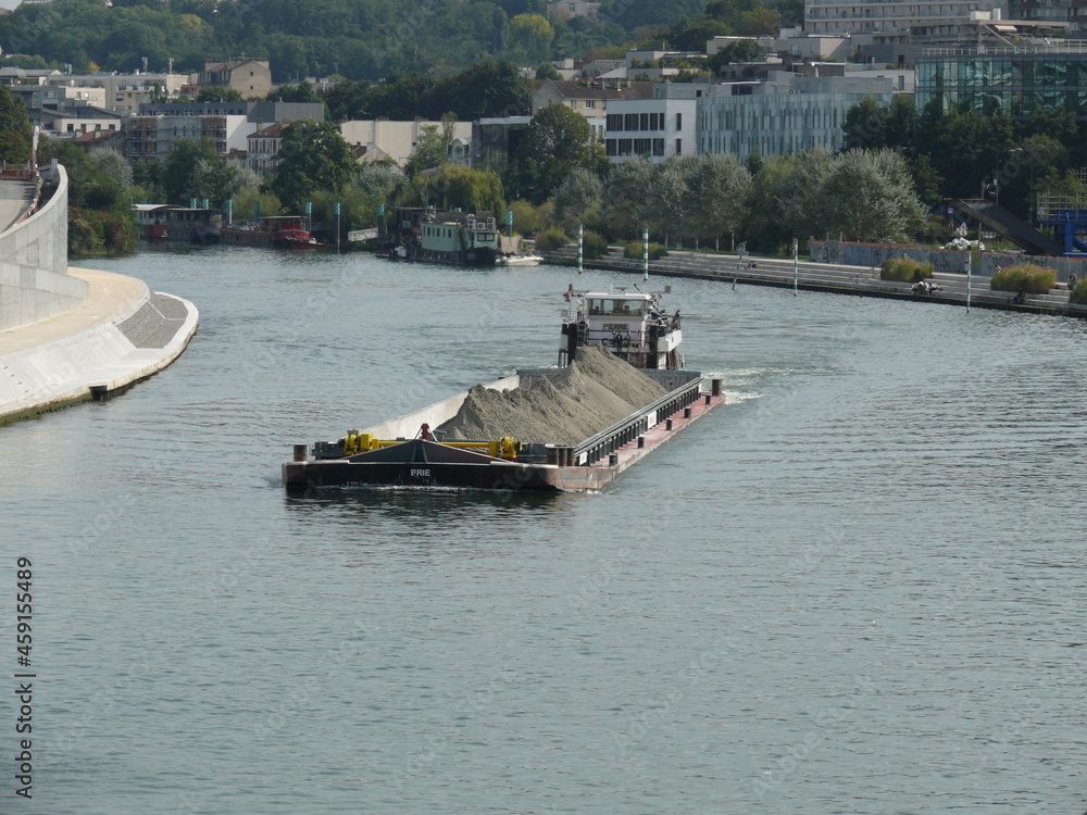 Obraz premium Transport fluvial