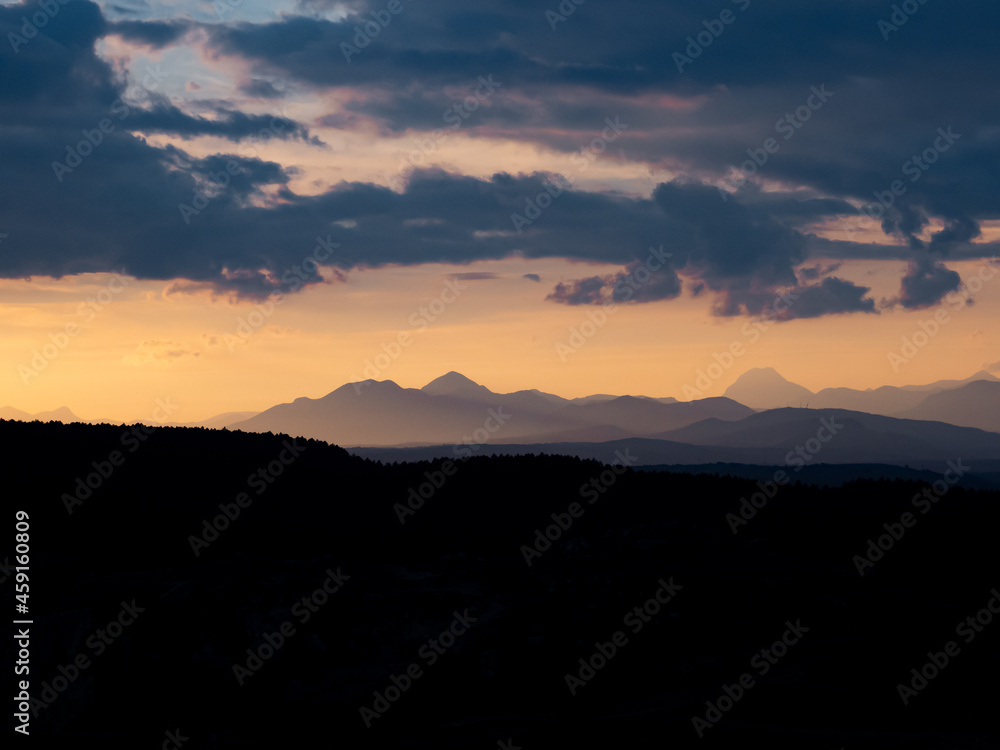 Fototapeta premium ESPECTACULAR PUESTA DE SOL EN LA MONTAÑA PALENTINA