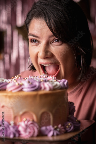 Vertical de una mujer cauc  sica latina mordiendo un pastel