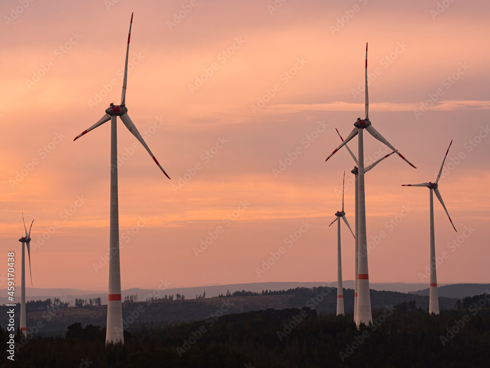 Obraz premium wind turbines at sunset