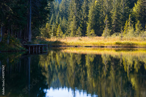 il paesaggio del lago di montagna ad ottobre © corradobarattaphotos