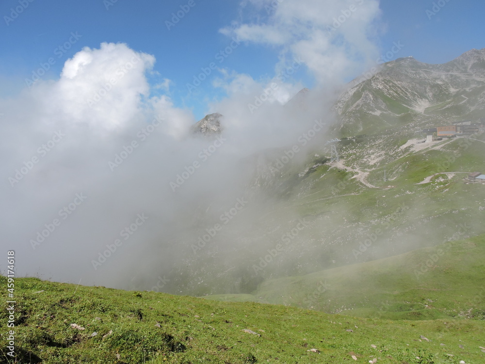 Bergwiese mit Wolken