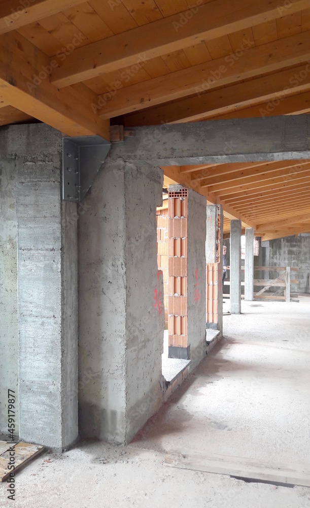 Cantiere edile per un recupero abitativo del sottotetto Cantiere edile per un recupero abitativo del sottotetto