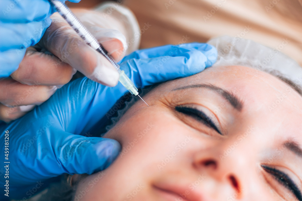 Botox injection into mimic wrinkles by a student trainee in a beauty parlor. Education Botox injection into mimic wrinkles by a student trainee in a beauty parlor. Education