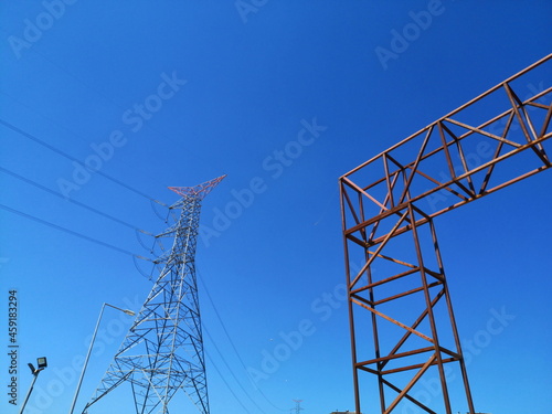 Statik moderner Stahlkonstruktionen wie einem Strommast vor blauem Himmel im Sonnenschein im Stadtteil Pendik in Istanbul am Bosporus in der Türkei photo