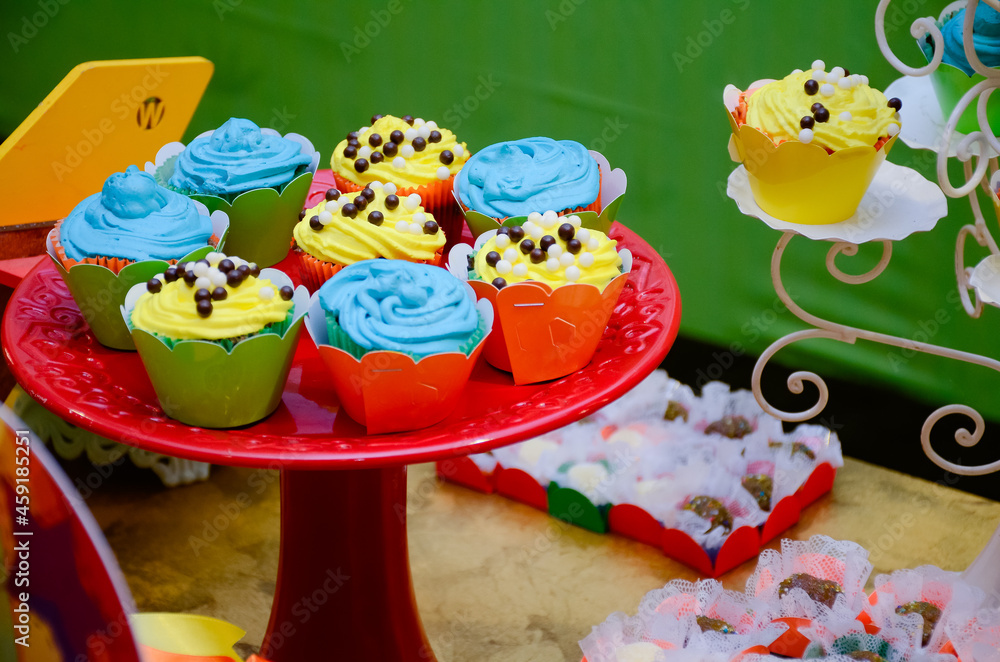 tray with sweets at a children's party, cupcake, and lots of fun.
.
Bandeja com doces em festa infantil, cupcake, e muita alegria.