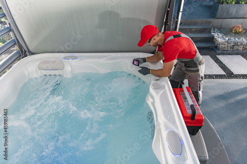 Papier peint Hot Tub Professional Technician Checking System Controller
