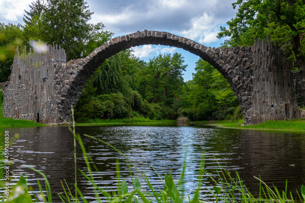 der Kromlauer Park in Sachsen mit der berühmten Rakotzbrücke der Kromlauer Park in Sachsen mit der berühmten Rakotzbrücke