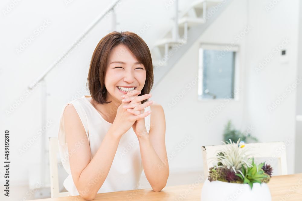 リラックスする女性 リラックスする女性