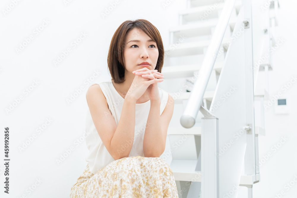 若い女性 考える 若い女性 考える