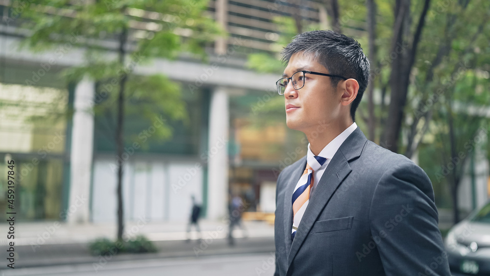 街中を歩くビジネスマン 街中を歩くビジネスマン