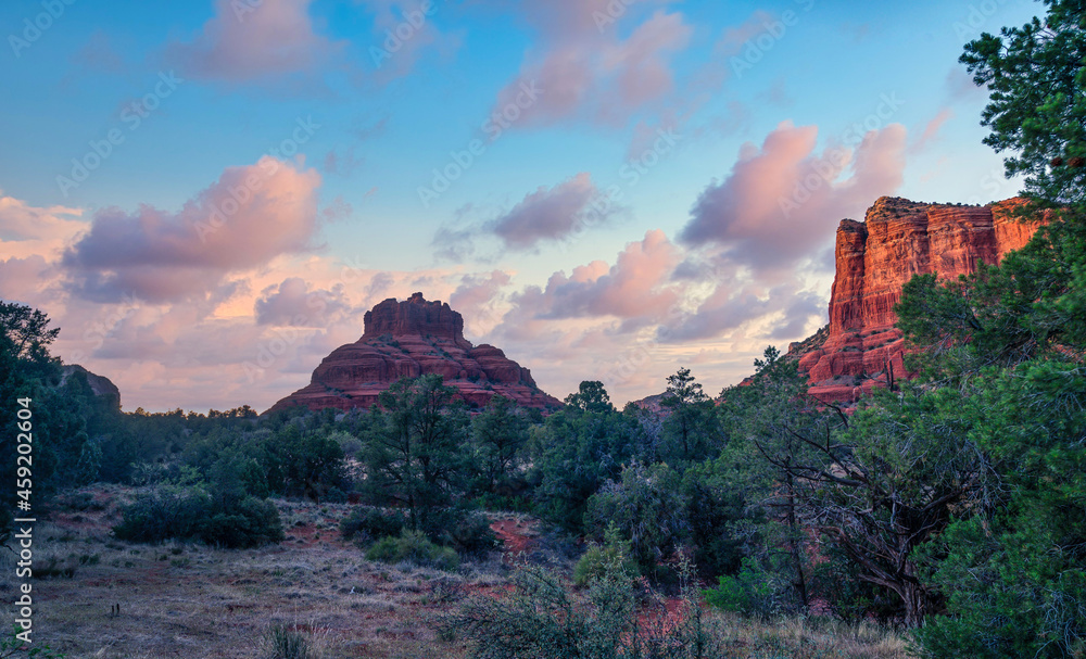Obraz premium Bell Rock in Sedona Arizona with beautiful puffy sunset clouds