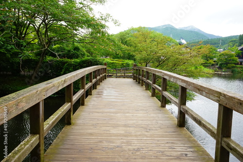 Fototapeta Naklejka Na Ścianę i Meble -  Wooden Bridge over Kinrin Lake in Yufuin, Oita, Japan - 日本 大分県 湯布院 金鱗湖 木製の橋