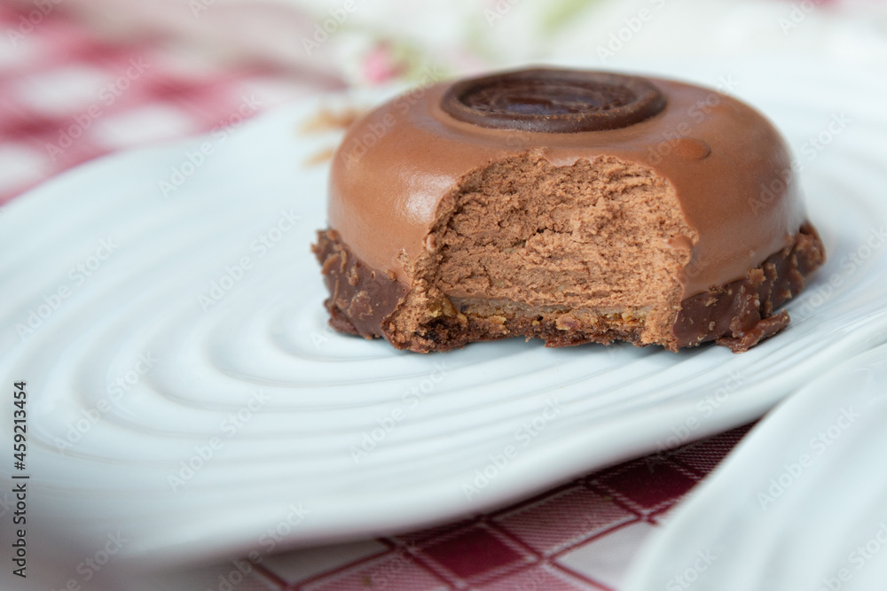 Postre de chocolate sobre plato blanco, repostería casera Postre de chocolate sobre plato blanco, repostería casera