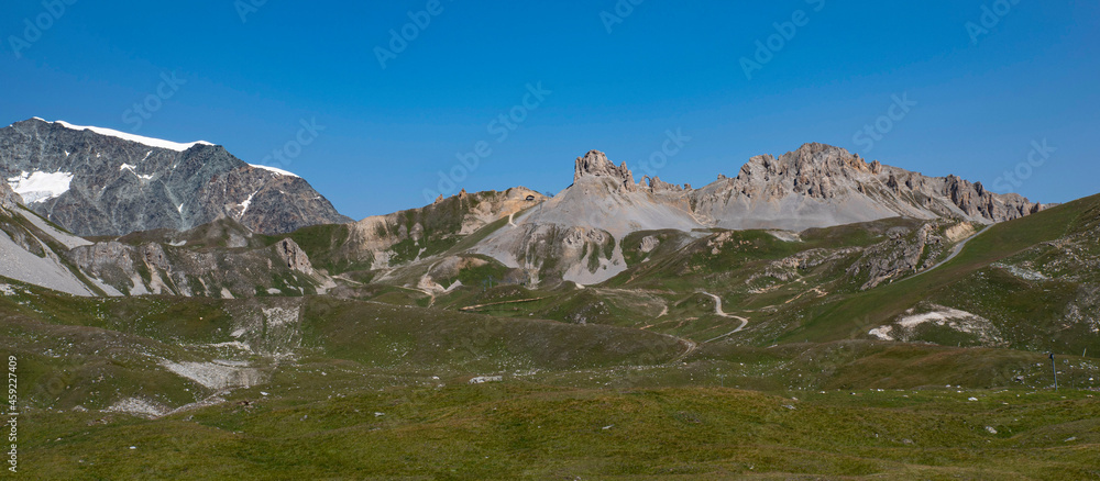 Mountain landscape with a rock arch in summer in the French Alps à Tignes
