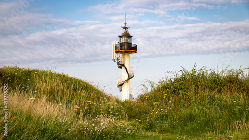 Phare d'Alprech sous un ciel bleu d'été, sur la côte d'Opale en France