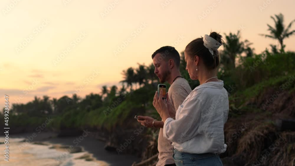 Young caucasian female influencer using smartphone shooting video for vlog and social networks during holiday vacation with boyfriends, couple in love spending honeymoon near ocean
Young caucasian female influencer using smartphone shooting video for vlog and social networks during holiday vacation with boyfriends, couple in love spending honeymoon near ocean