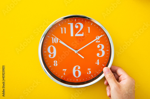 Billede på lærred Man hand holding alarm clock