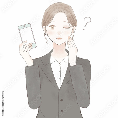 スマホを持つ、疑問を持っているスーツを着た女性