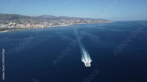 Barca a Motore ripresa con Drone Mentre Si allontana dalla costa