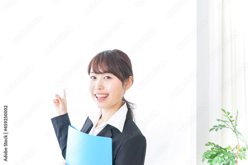 お客様をご案内する女性 お客様をご案内する女性