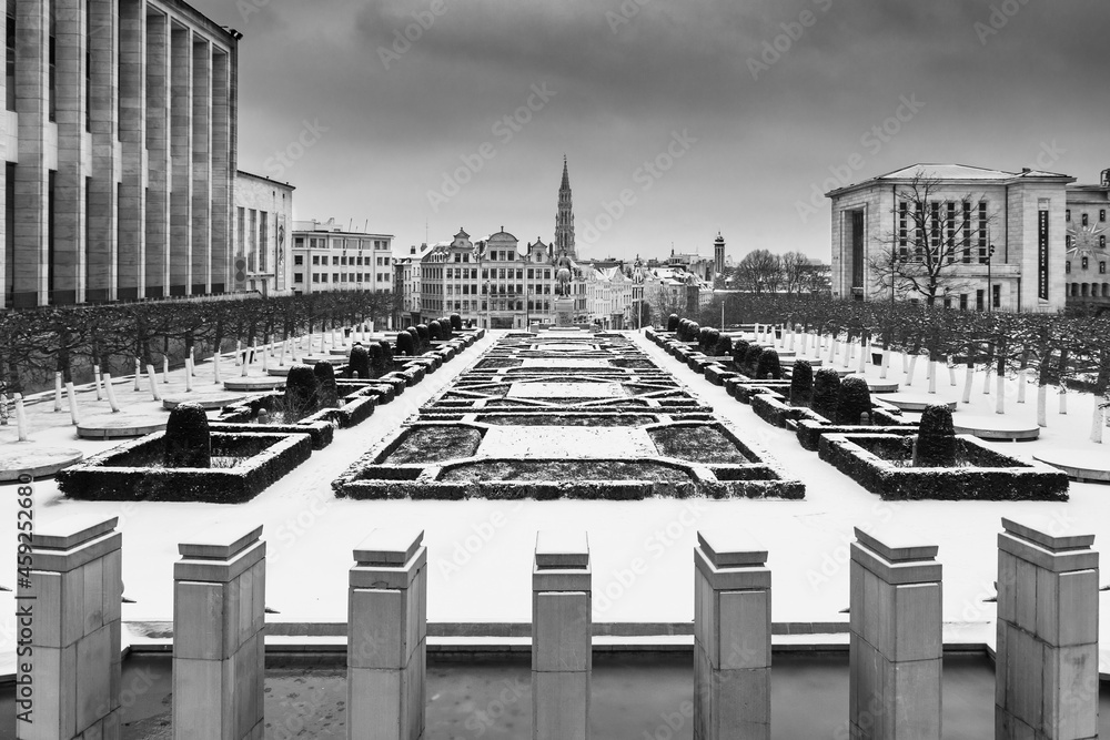Vue sur le jardin du mont des arts et la flèche de la grand place de Bruxelles en noir et blanc