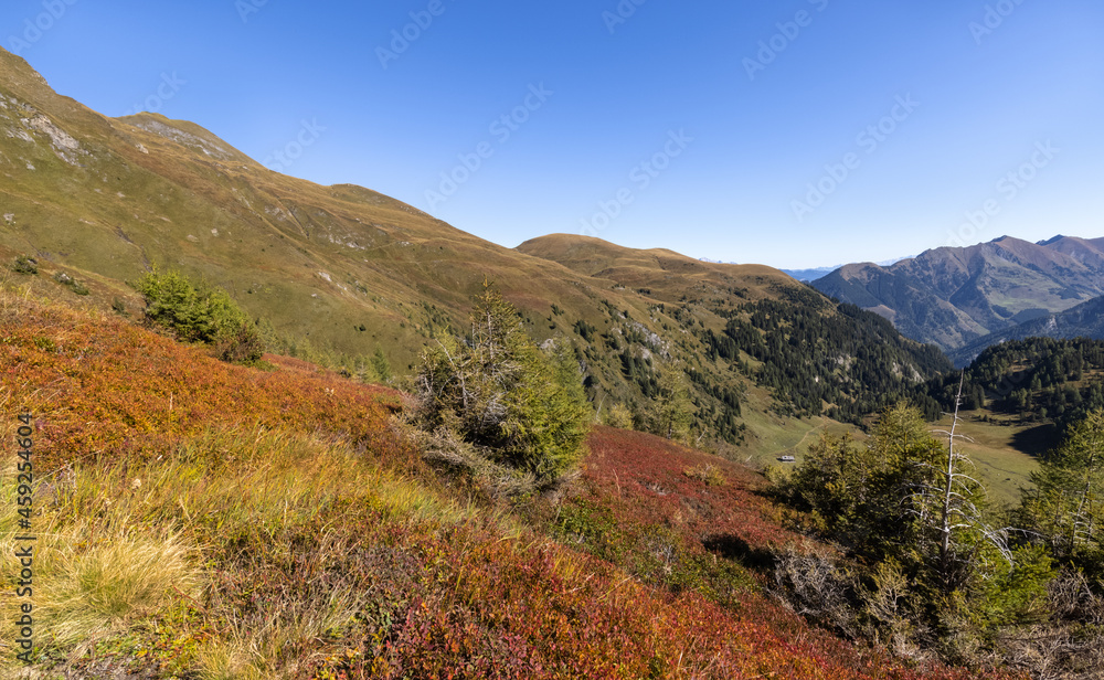 Herbst mit Alpenglühen in den Bergen.