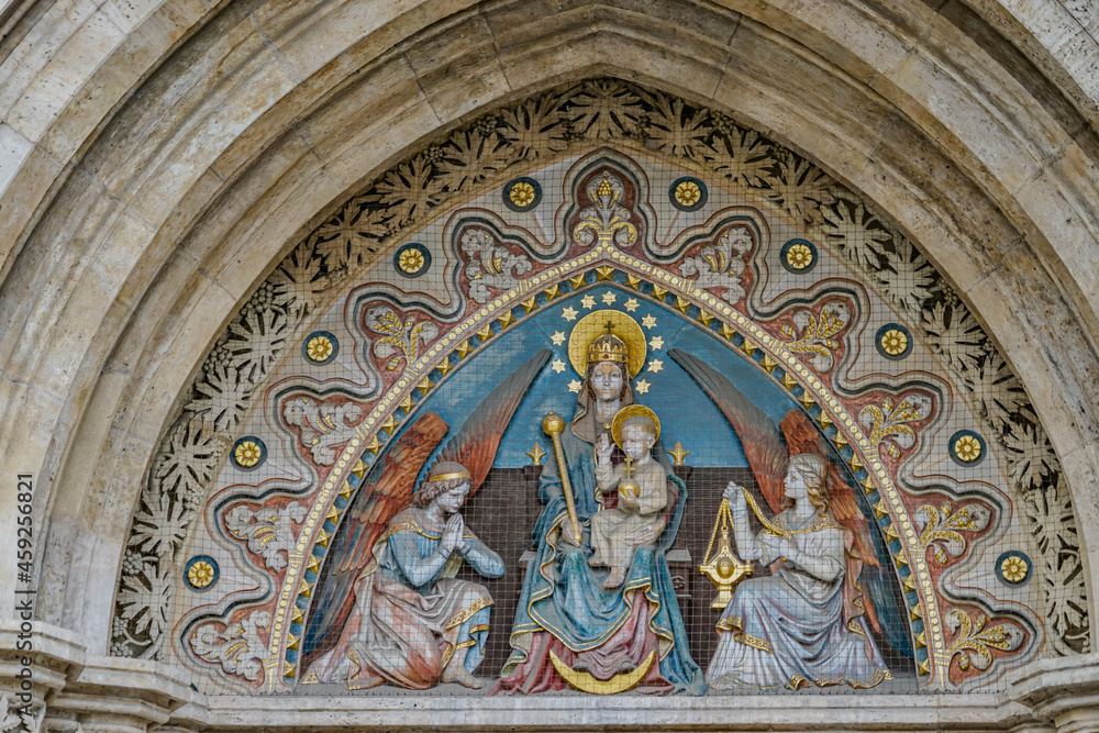 古い建物の宗教的モザイク画