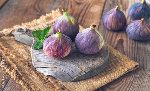 Fotografie Fresh figs on the wooden board