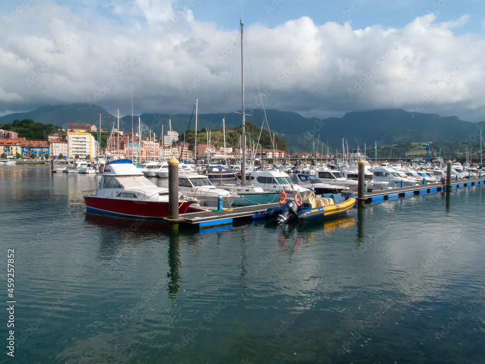Ribadesella es la villa marinera asturiana lo tiene todo: mar, río y montaña.