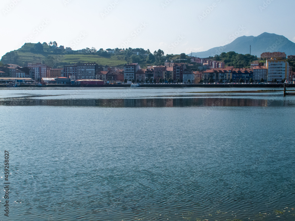 Obraz premium Ribadesella es la villa marinera asturiana lo tiene todo: mar, río y montaña.