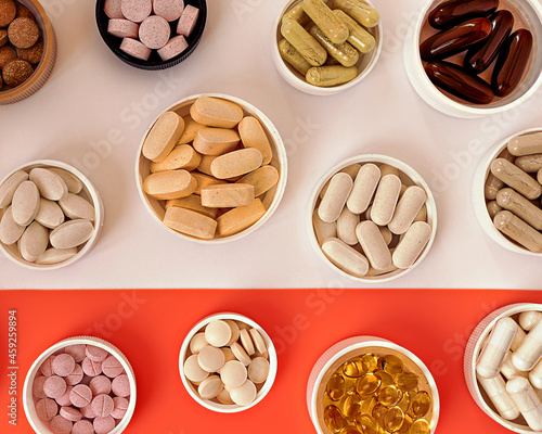 Canvastavla multivitamin dietary supplements on white and coral background