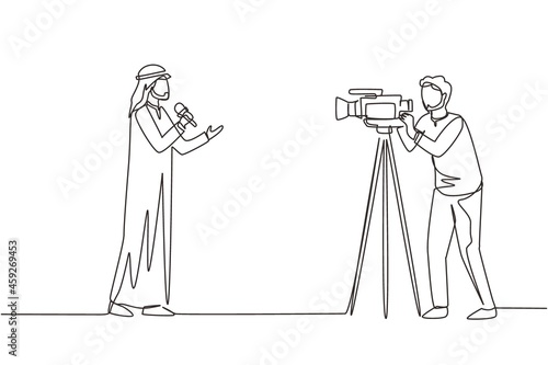 Single one line drawing Arabian reporter, operator. News reporter performing. Journalists on air. Video cameraman filming news reporter with microphone. Continuous line draw design vector illustration