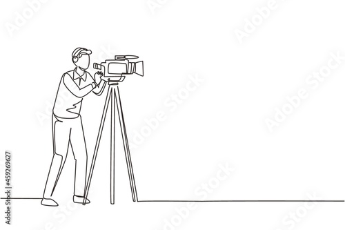 Single one line drawing professional cameraman, operator, videographer with camera. Shooting of movie production, broadcasting news or tv show live. Continuous line draw design vector illustration