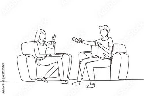 Continuous one line drawing journalistic interview. Coworker, colleagues small talk, conversation. Journalist, interviewer with businesswoman communicating. Single line draw design vector illustration