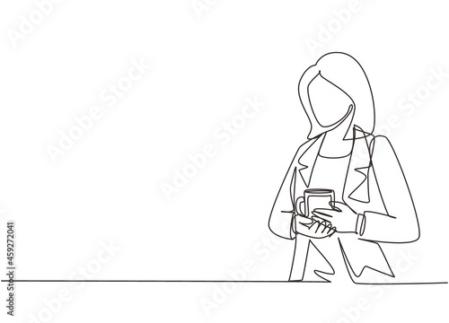 Single one line drawing smiling attractive business woman in her office holding mug of coffee. Female holding coffee mug enjoying work from home office. Continuous line draw design vector illustration