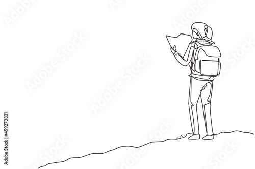 Continuous one line drawing woman hiker with backpack and map hiking in mountain or forest and exploring nature. Active outdoor travelling. Tourism concept. Single line draw design vector illustration