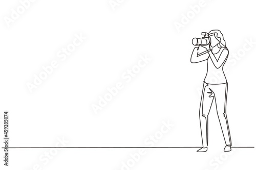 Single continuous line drawing happy professional woman photographer taking photo using dslr camera. Young female character shooting using lens camera. One line draw graphic design vector illustration