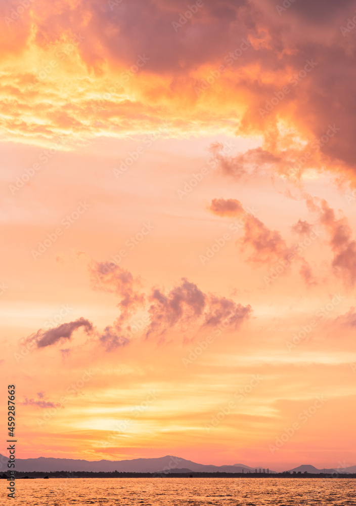 Obraz premium sunset sky vertical over the sea