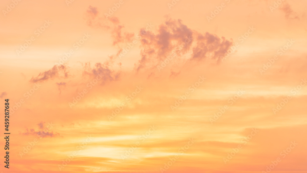 Obraz premium sunset sky with orange sunlight clouds