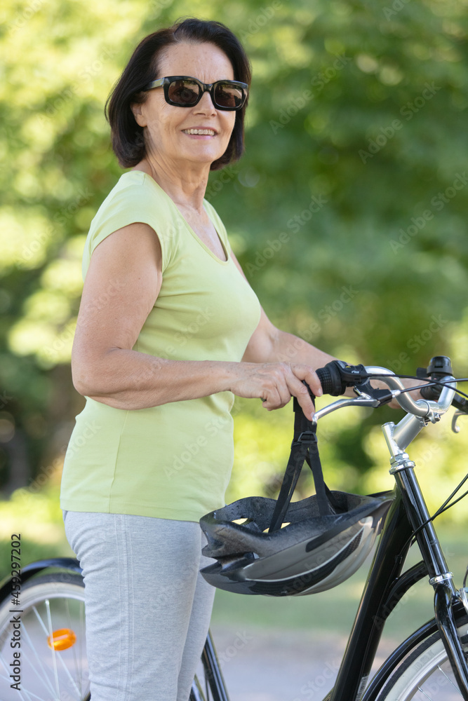Obraz premium active senior woman ridding bike